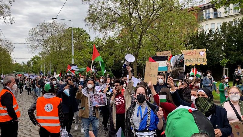 Lidé v Praze demonstrovali na podporu Palestinců i Izraele